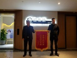 新思路裝飾怎么樣？業主送的錦旗就是答案！